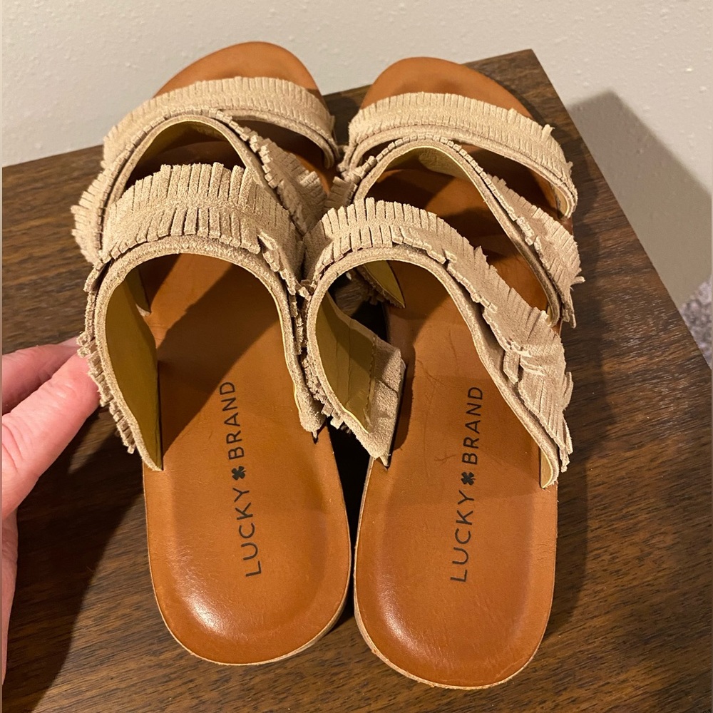 Lucky brand Hegen sandals travertine oiled suede fringe slide beige. Size 8